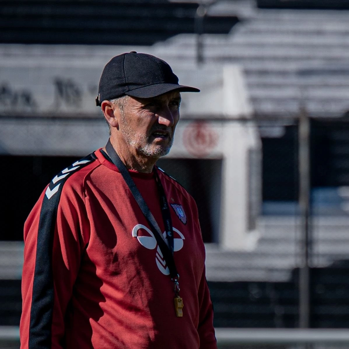 Foto:@ChacaOficial. El DT Mayor condujo apenas 5 partidos a la entidad de San Martín. No pudo alcanzar la clasificación al Reducido de la Primera Nacional