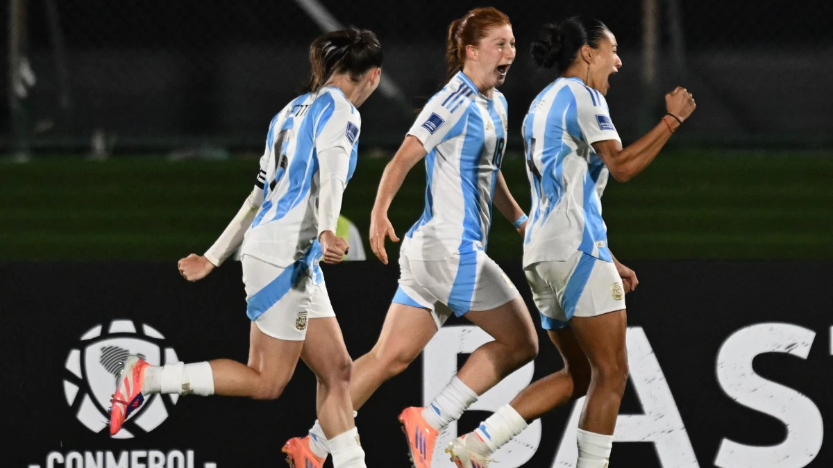 Anikka festeja su gol con la capitana Cometti y Arriana Reche. Foto: Conmebol.