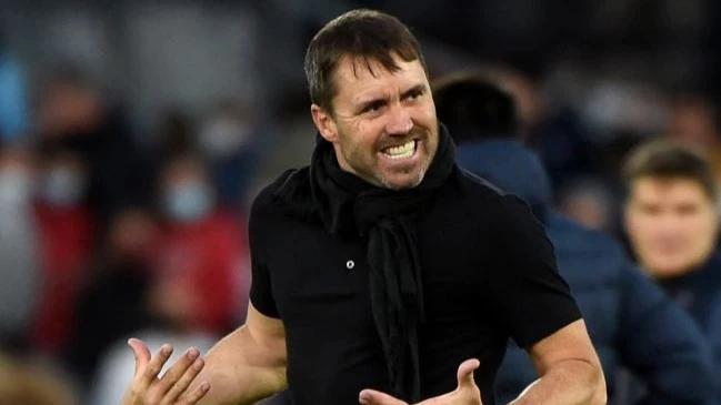 Chacho Coudet le pide màs esfuerzo a sus jugadores que hoy golearon. foto: @deportivoalaves.