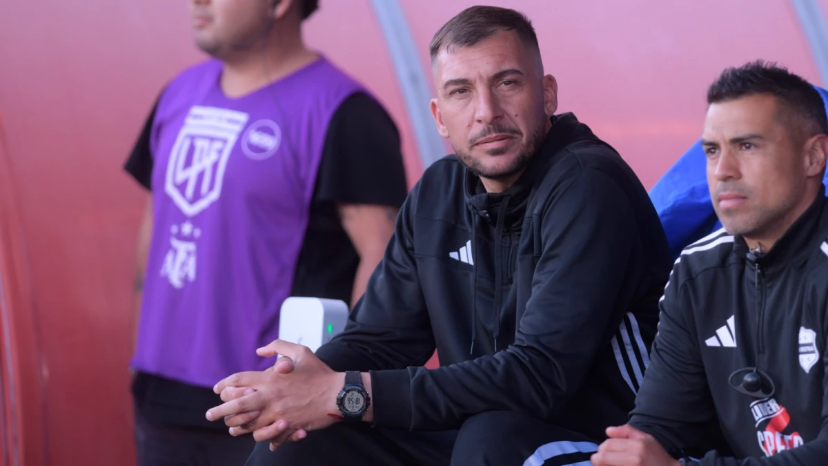 Gustavo Benítez, el DT del sorprendente Riestra. Foto: Julián Álvarez