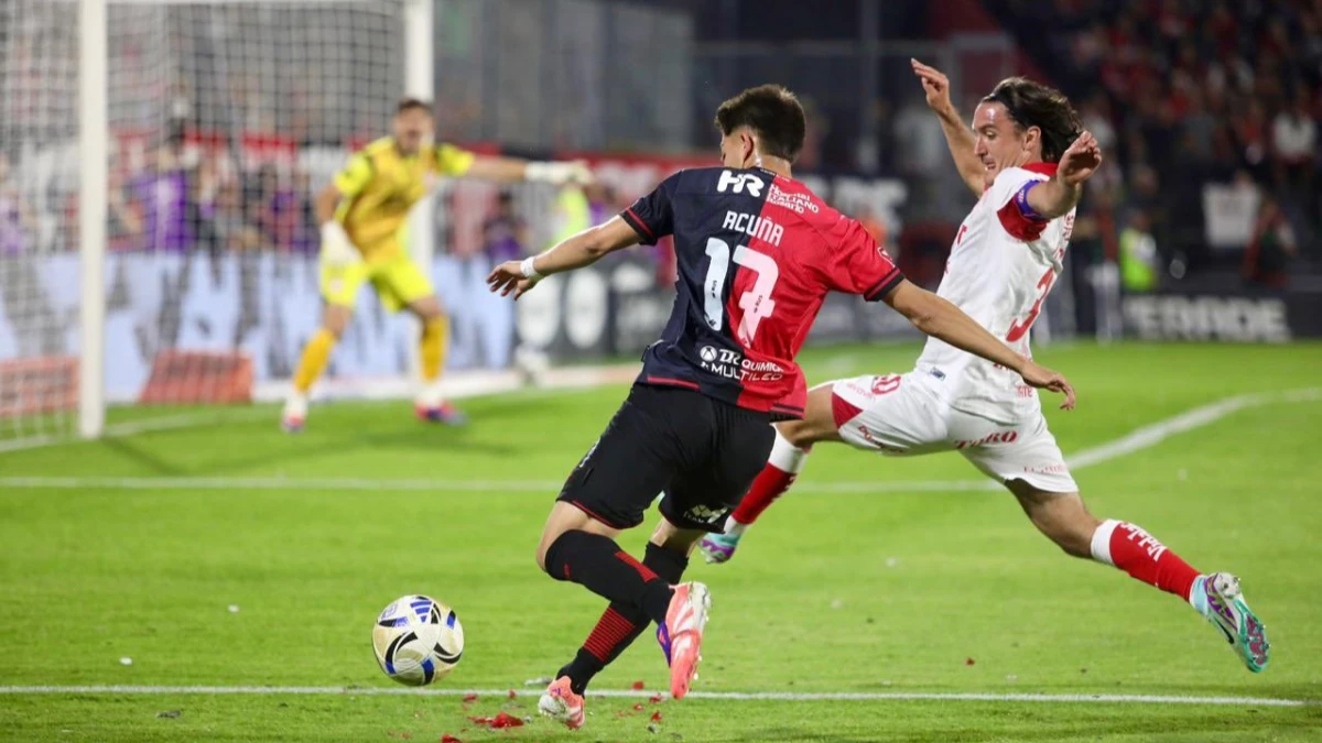 Acuña mete un centro desde la izquierda ante la marca de Pittón | FotoX@Newells