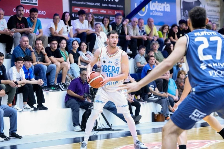 Foto:@OberaTenisClub. Bruno Sansimoni resultó uno de los artífices en la ofensiva de los misioneros, con 15 puntos