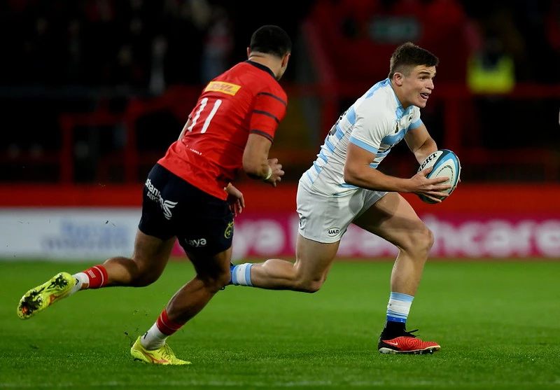 Foto: Santiago Pernas encara hacia el in-goal. Fue uno de los mejores jugadores de Argentina XV en la derrota ante el Munster