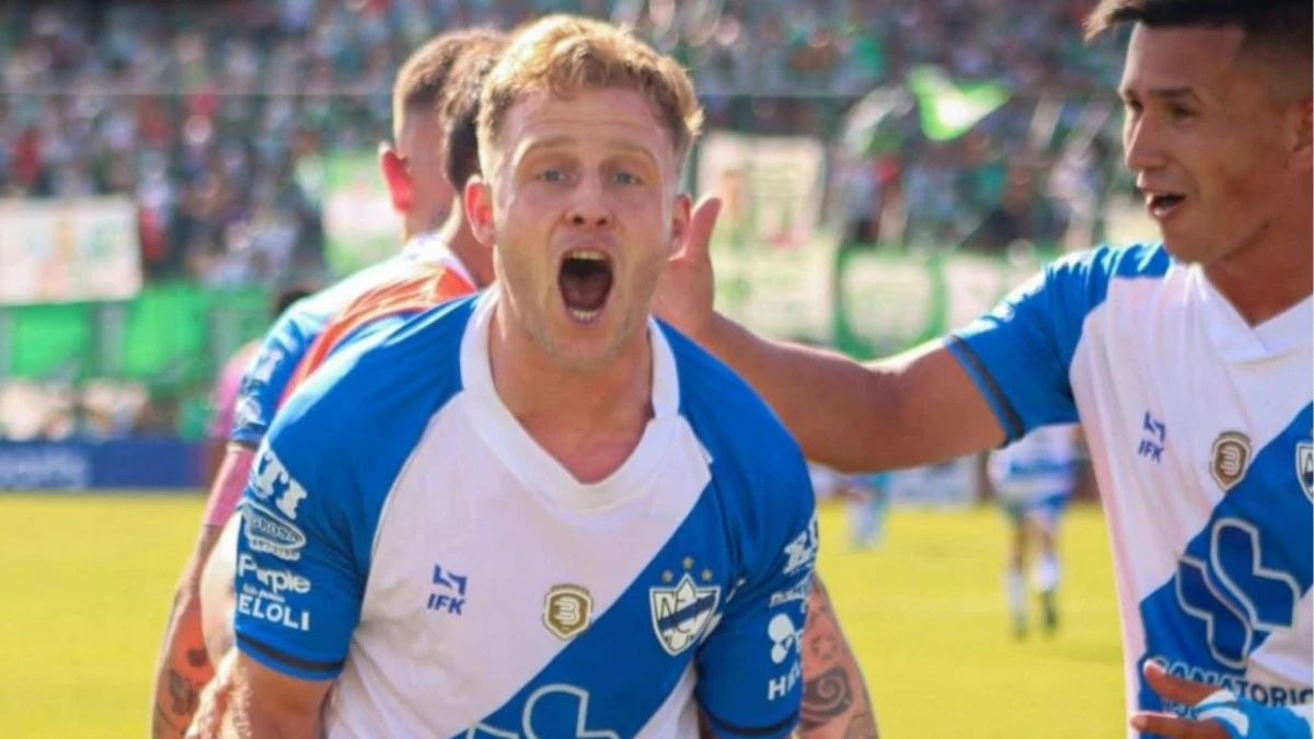 Lautaro Díaz Laharque festeja su gol. Midland goleó a Laferrere y es líder. Foto: @PrensaMidland