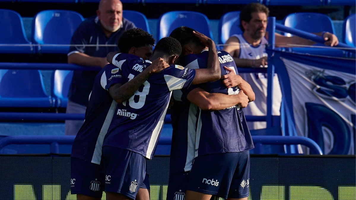 Jugadores de Talleres rodean a Mateo Cáceres, autor del gol cordobés. foto: @tallerescbaoficial.