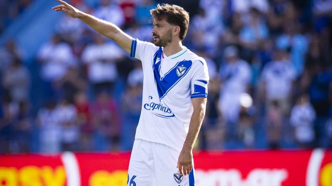 Agustín Bouzat da indicaciones en Vélez. foto: @velez.