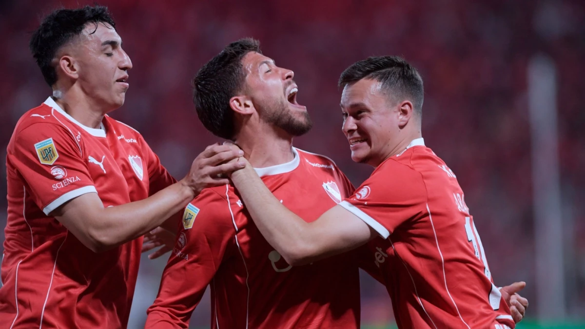 Foto: Julián Álvarez. El chileno Felipe Loyola festeja su gol, el tercero del Rojo