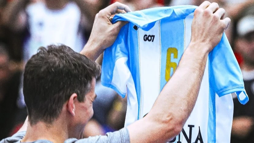 El Chino muestra al público la histórica número 6. Foto: @maxyyft