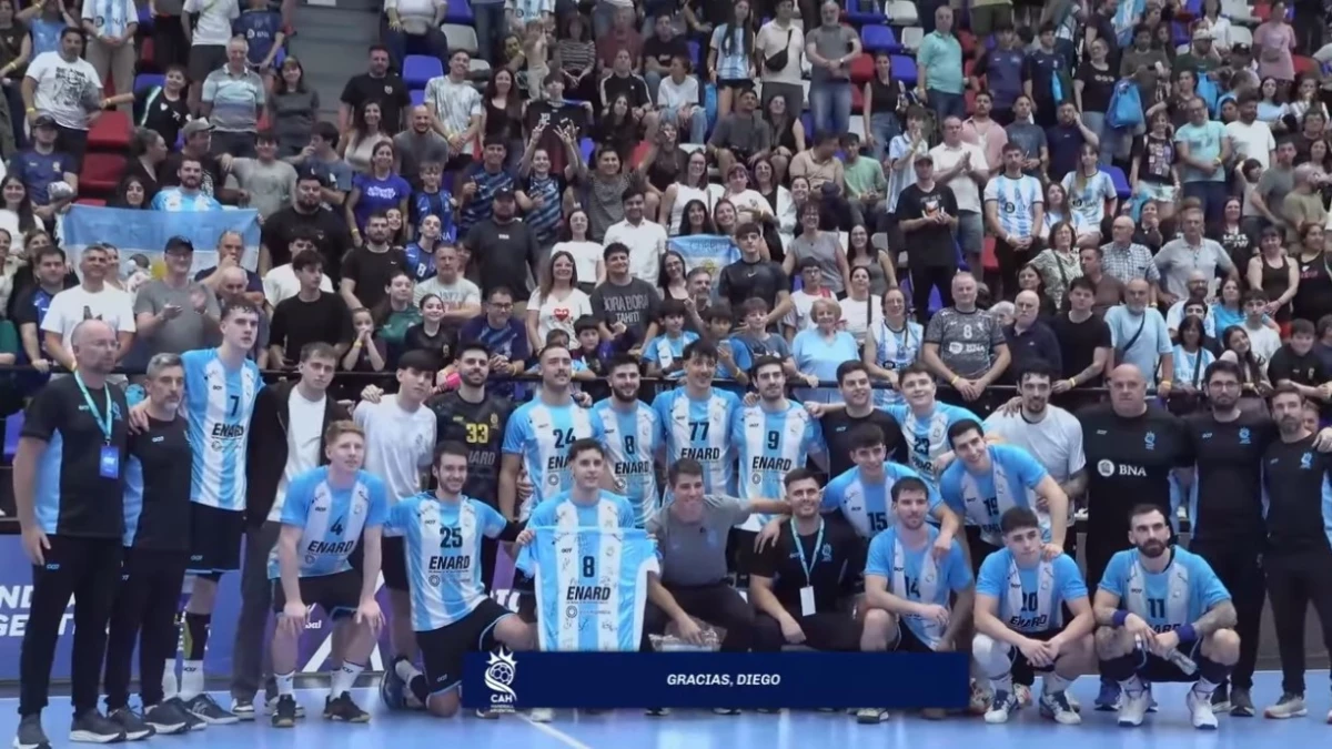 La foto final del Chino, el plantel y los hinchas de fondo.