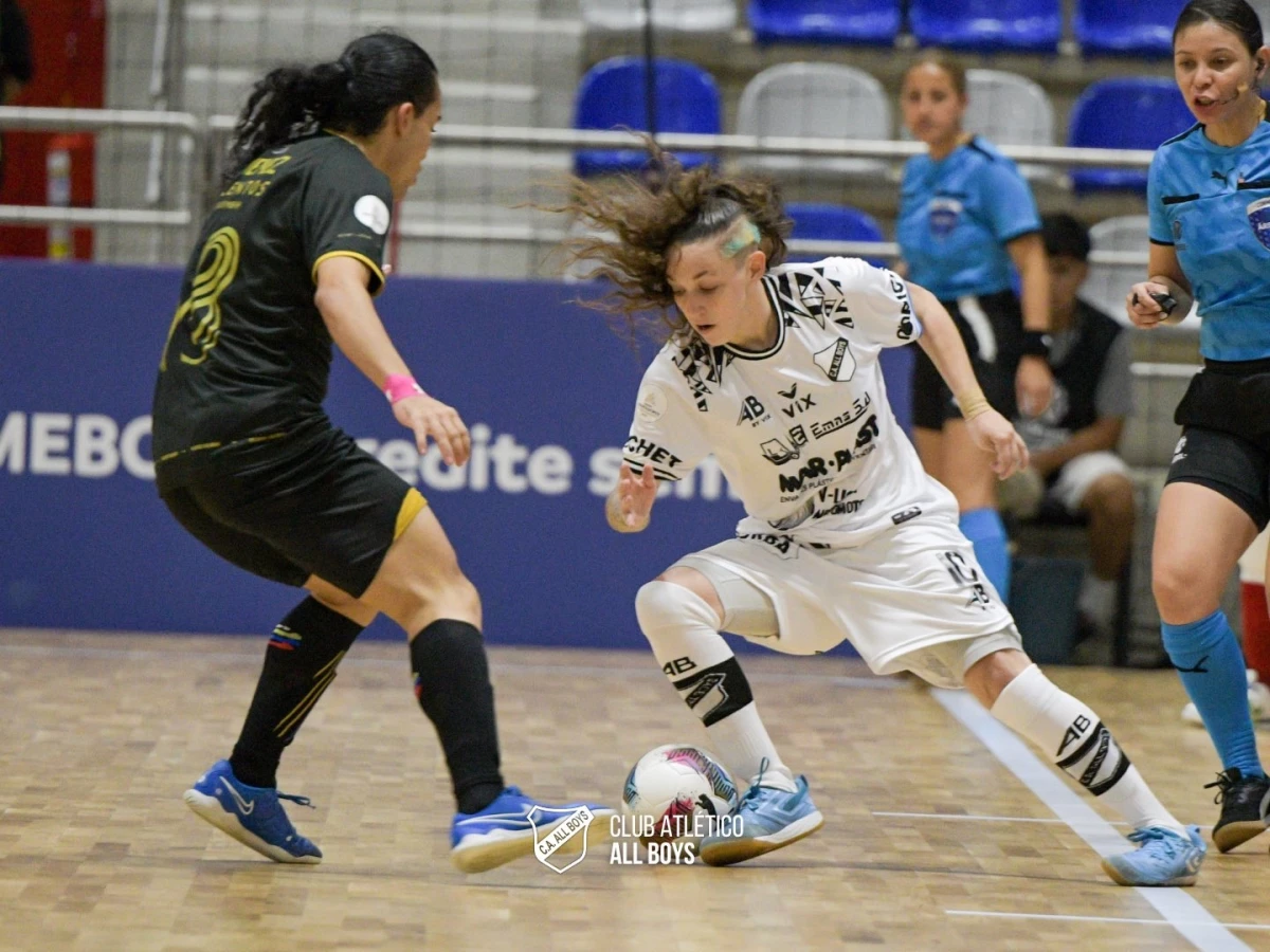 Foto:@caallboys. El enganche de Jazmín Della Vedova ante una adversaria colombiana. Empate 3-3 de All Boys en su debut en la Libertadores femenina de Futsal