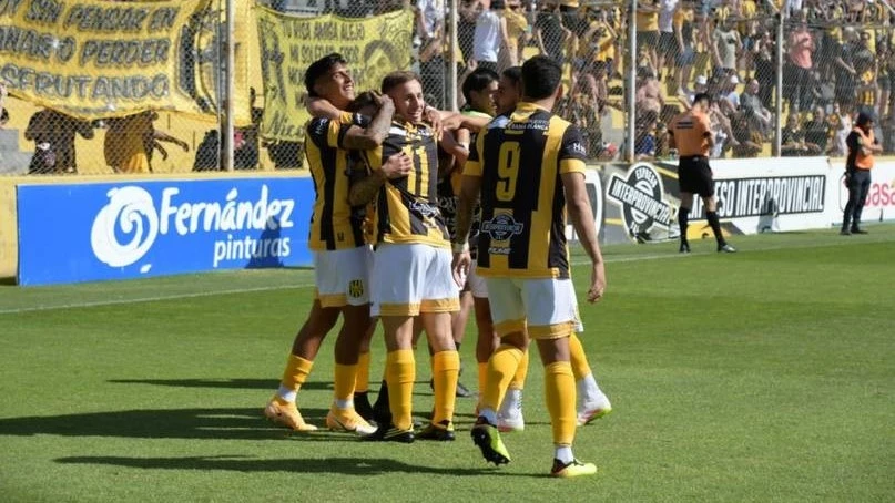 Foto: Olimpo de Bahía Blanca le ganó a Kimberley de Mar del Plata y pasó a los cuartos de final del reducido por el segundo ascenso del Federal A a la Primera Nacional&nbsp;