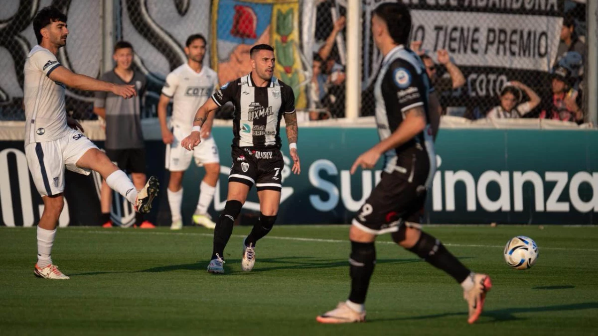 Foto: Estudiantes de Caseros eliminó a Tristán Suárez y se cruzará en semifinales con semifinales con Estudiantes de Río Cuarto.