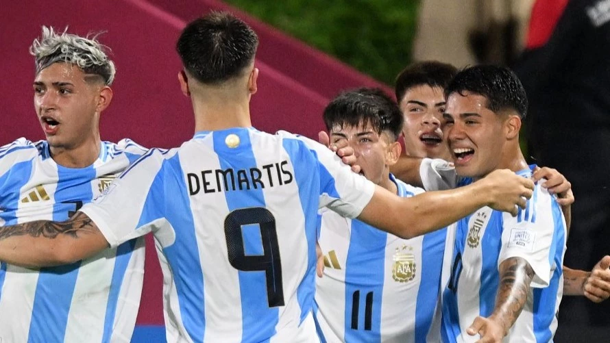 El festejo de los pibes de Placente. Foto: FIFA.