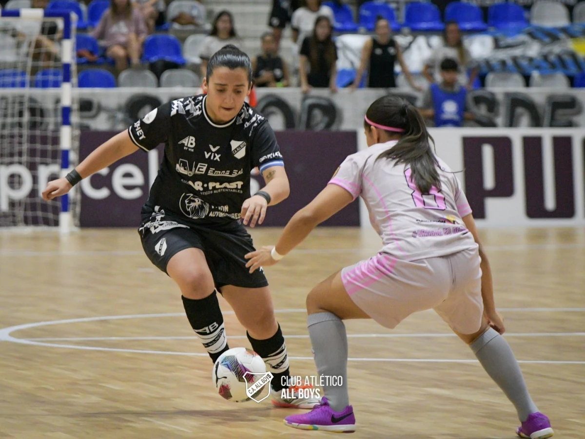 Foto:@caallboys. Luciana Natta maniobra ante la marca de una jugadora venezolana. Ganó All Boys a Tigres por 2-1