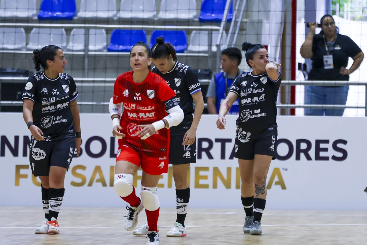 Foto:@LibertadoresFS. La paraguaya Yamila Acosta se besa el brazo y festeja los dos goles que obtuvo con All Boys, que ganó por la Libertadores femenina en Luque