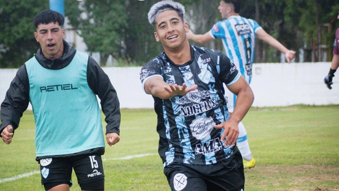 Franco Centurión festeja el gol de Argentino de Quilmes en el triunfo ante Argentino de Merlo. Foto: @ArgdeQuilmesOf