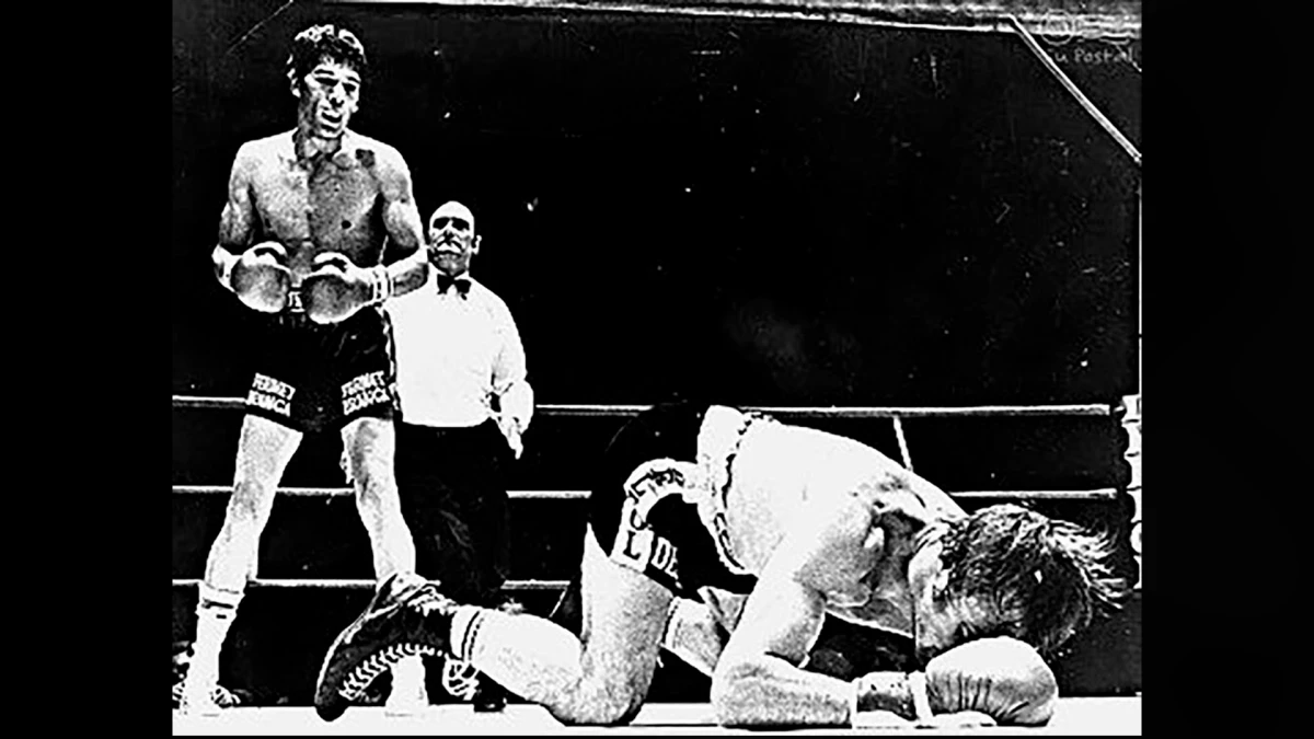 MONZÓN CAMPEÓN DEL MUNDO. Nino Benvenuti cae en la lona en Roma para iniciar su ciclo dorado.Foto: El Gráfico