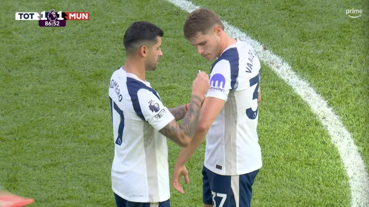 Romero pidio el cambio y antes de irse le traspasa la cinta de capitán a un compañero. foto: @spursofficial.