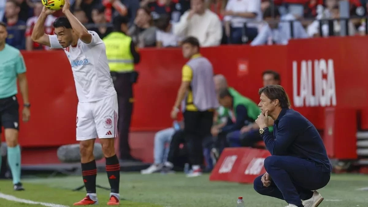 Almeyda observa la victoria de su Sevilla. foto: @sevillafc.&nbsp;