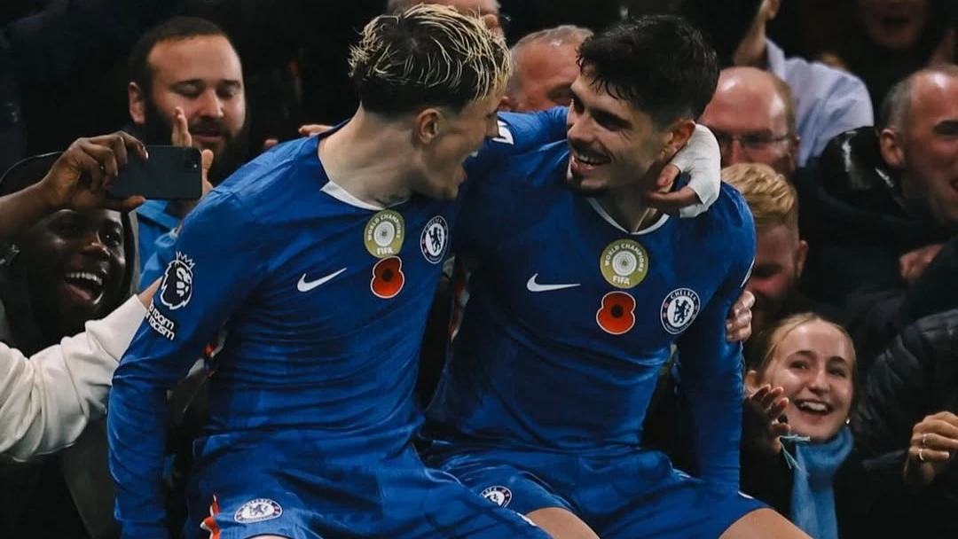 Garnacho festeja junto a Pedro Neto, a qu8ien asistio en el tercer gol del Chelsea. foto: @chelseafc.