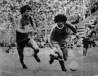 Foto: Archivo Revista Boca. Diego Maradona se lleva el balón en la tarde que le marcó cuatro goles a Boca, en noviembre de 1980