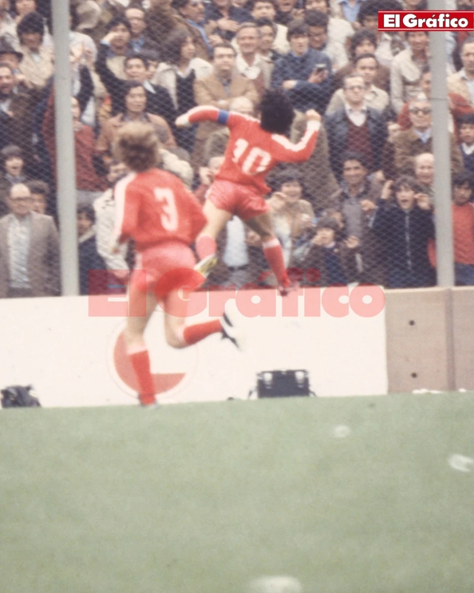 Foto: Archivo El Gráfico. Diego acaba de marcar el cuarto gol del Bicho, el tercero propio en el triunfo sobre Boca.&nbsp;