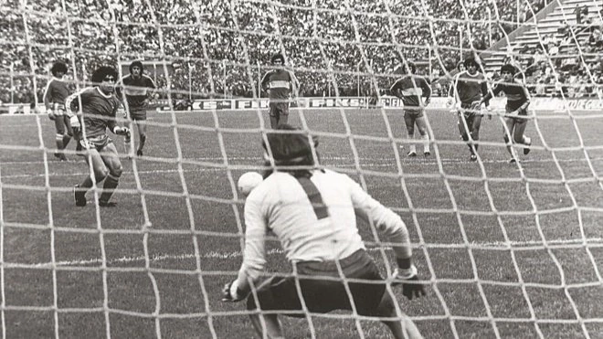 El primer gol de Diego de penal. Foto: @MaradonaPICS