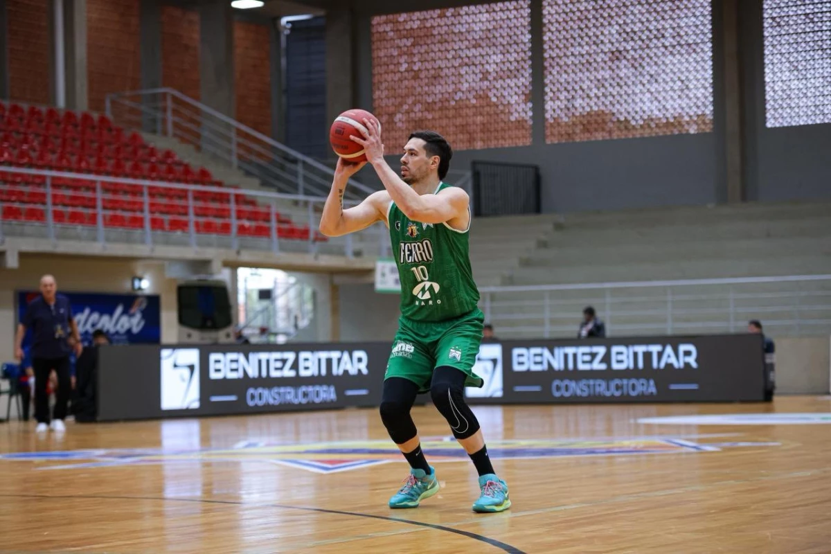 Foto:@FerroOficial. El marplatense Facundo Piñero ensaya el tiro. Fácil triunfo del Verde de Caballito