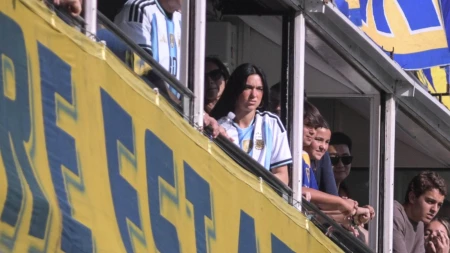 Dua Lipa presente en la Bombonera para ver la victoria de Boca en el ...