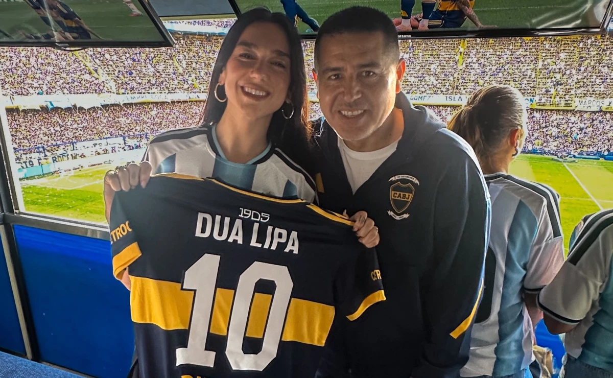 Riquelme le entrega una remera de Boca a&nbsp;Dua Lipa. Foto de Prensa de Boca.