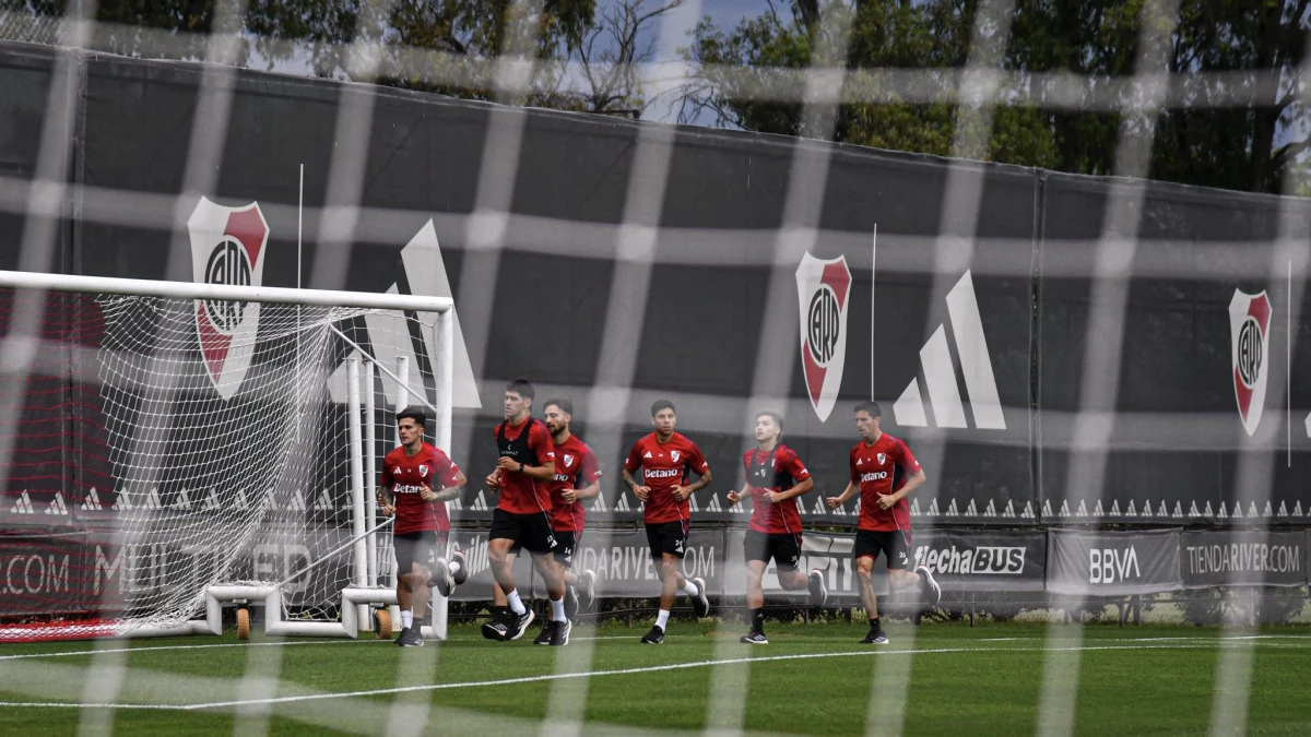 Foto: Prensa River. El plantel regresó al trabajo ayer y repitió la rutina este mediodía en el predio con una práctica mas fuerte.