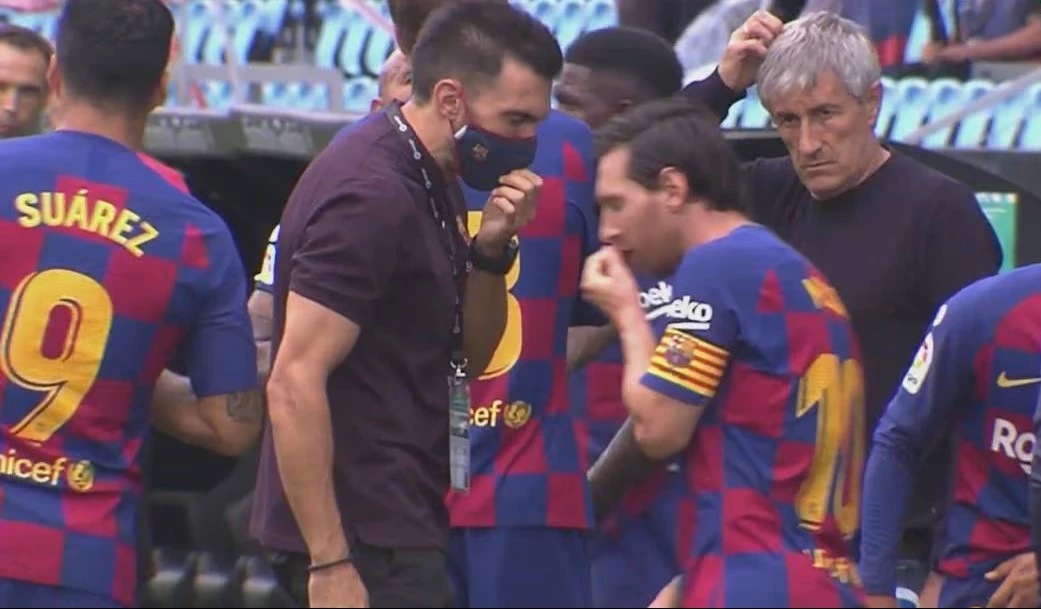Sarabia le da una indicación a Messi con Quique Setién observando la escena. Foto: Captura TV.