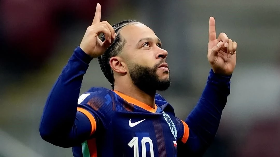 Memphis Depay celebra el gol del empate que le dio el pasaje a Holanda al Mundial. foto: @uefa.