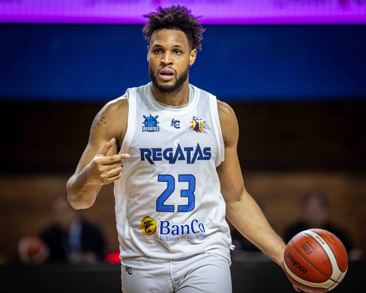 Foto:Prensa Regatas. El dominicano Santos colaboró con 12 puntos y 9 rebotes