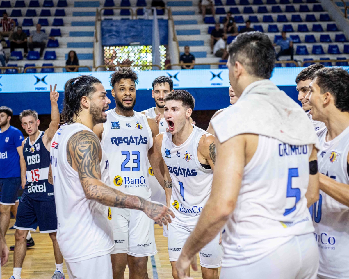 Foto: Prensa Regatas. El festejo del equipo correntino tras la victoria sobre Defensor Sporting por la Liga Sudamericana