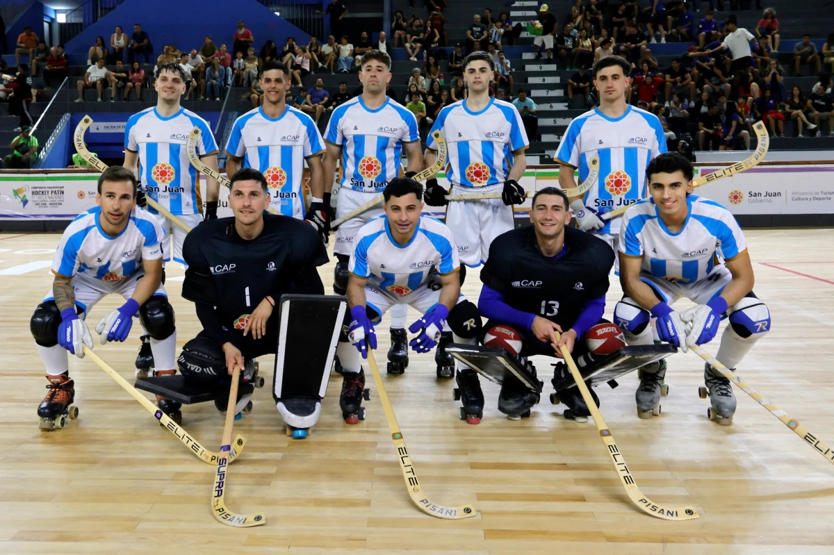 Foto:@juegaargentina. El seleccionado argentino masculino de hockey sobre patines perdió la final por penales ante Chile