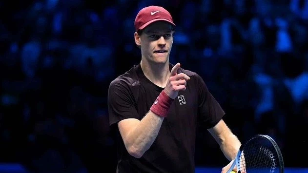 El italiano Jannik Sinner venció al español Carlos Alcaraz y retuvo el torneo de Maestros en Turín. Foto: @ATTours_ES