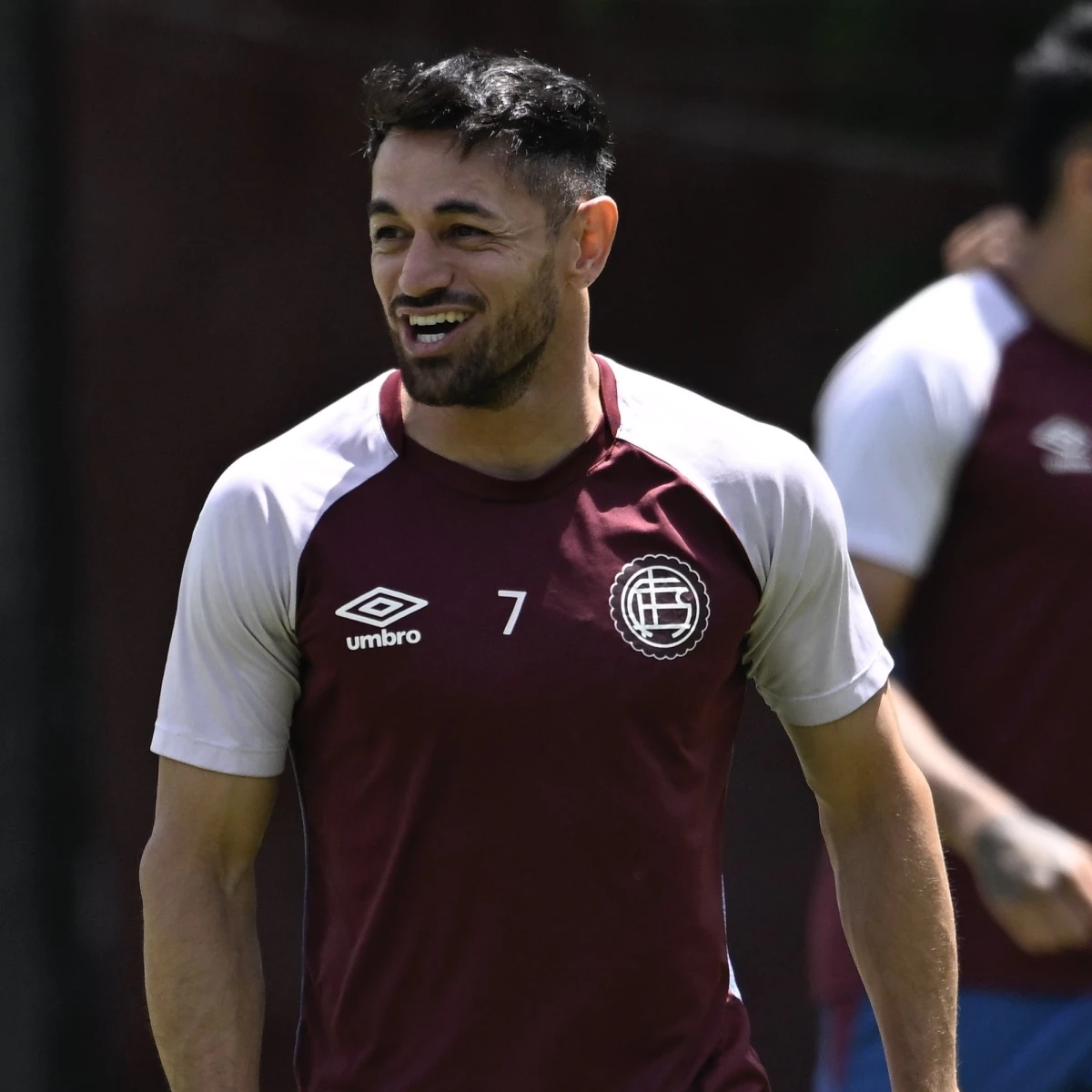 Foto:@clublanus. El extremo Lautaro Acosta, que se retirará a fin de año, espera sumar su experiencia en la definición