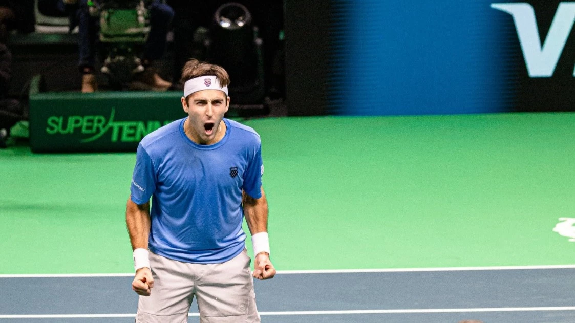 Etcheverry festeja el triunfo en el primer punto ante Struff. Foto: AAT.