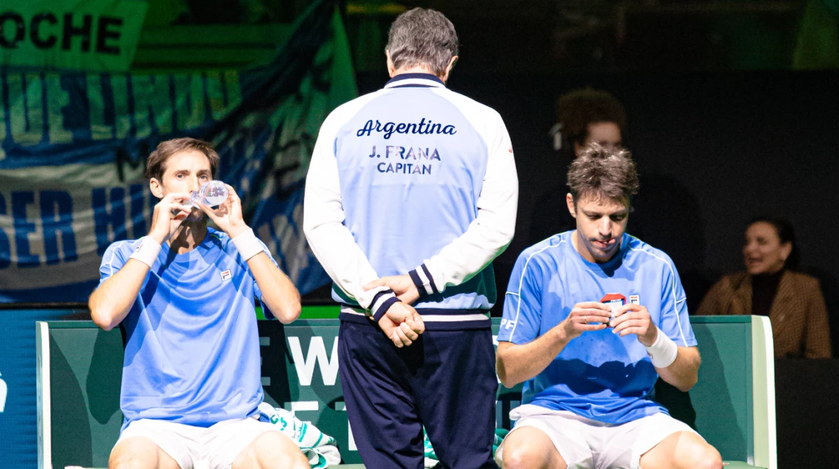 Horacio Zeballos y Andrés Molteni reciben las indicaciones del capitán de Copa Davis, Javier Frana (Foto: Prensa AAT).