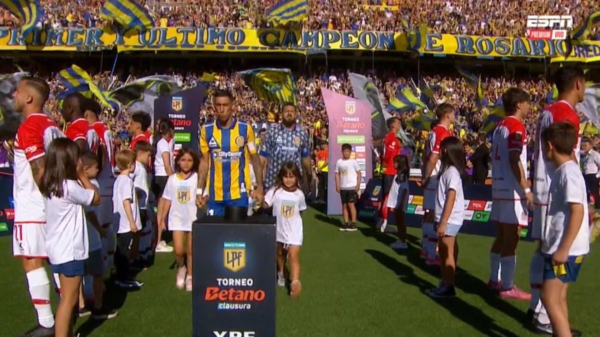 Foto: El pasillo de espaldas de los jugadores de Estudiantes a los de Rosario Central que hará historia.
