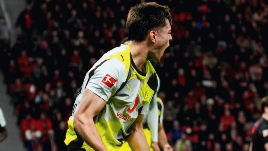 Anselmino grita su primer gol para Borussia Dortmund en Bundesliga. foto: @bvb09.