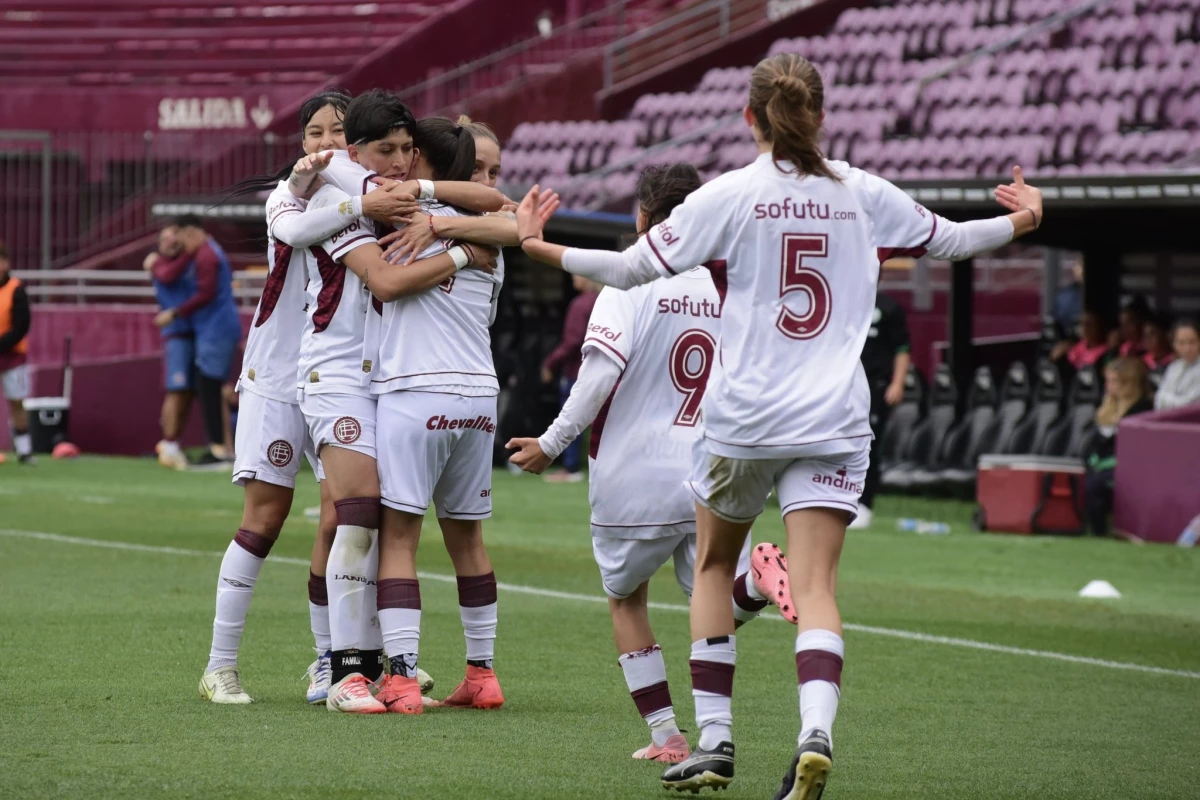 Foto:@clublanus. Festejo del segundo gol de las chicas del Granate