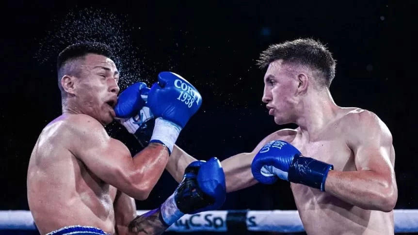 El “Pacman” Giménez se quedó con el título latino superpluma OMB (Foto: X@BoxeoDePrimera).