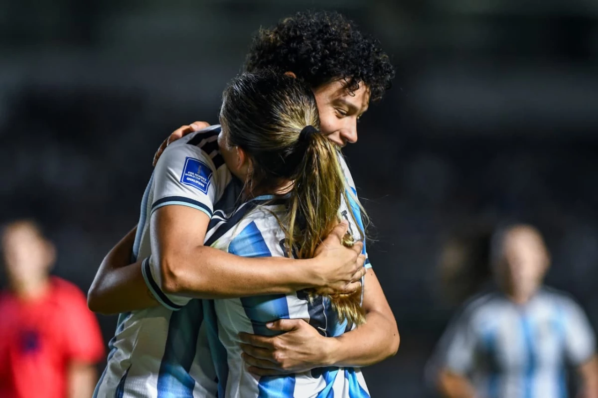 El festejo del sexto gol argentino de Francisca Altgelt con la debutante Kayla Rollins. Foto: Cris Sille