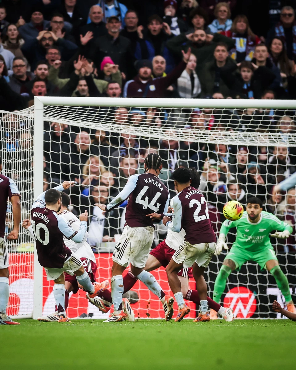 Foto:@premierleague. El disparo de Buendía superó la estirada de Raya