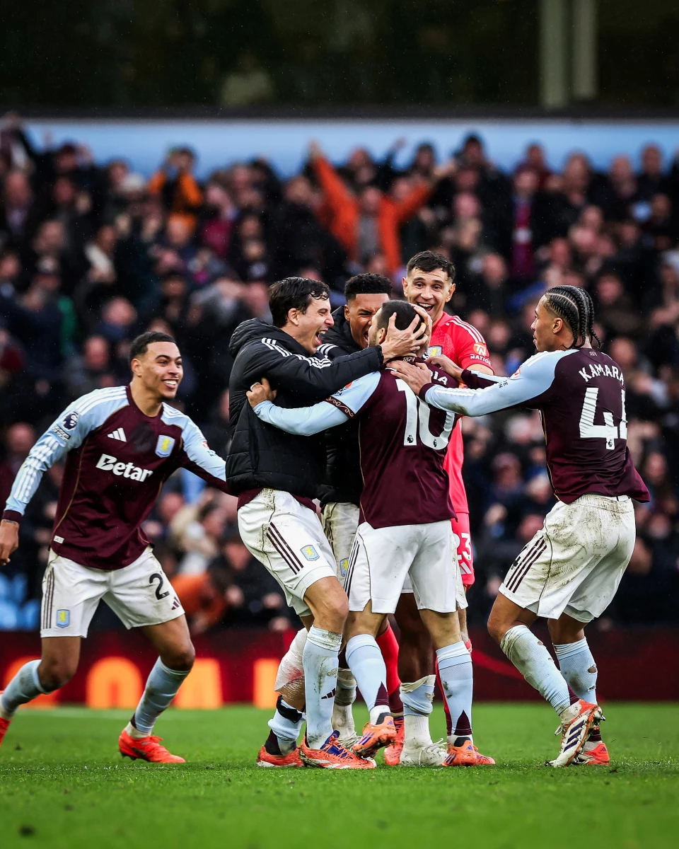 Foto:@premierleague. El marplatense Emiliano Buendía festeja la conquista que le dio el triunfo al Aston Villa sobre el líder Arsenal