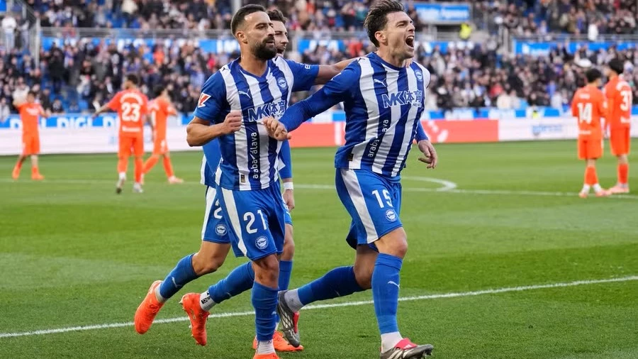 Boyé festeja su gol, rodeado por sus compañeros. foto: @laliga.