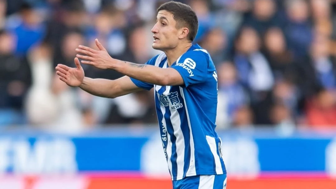 Nahuel Tenaglia ordena la defensa de Alavés. foto: @laliga.