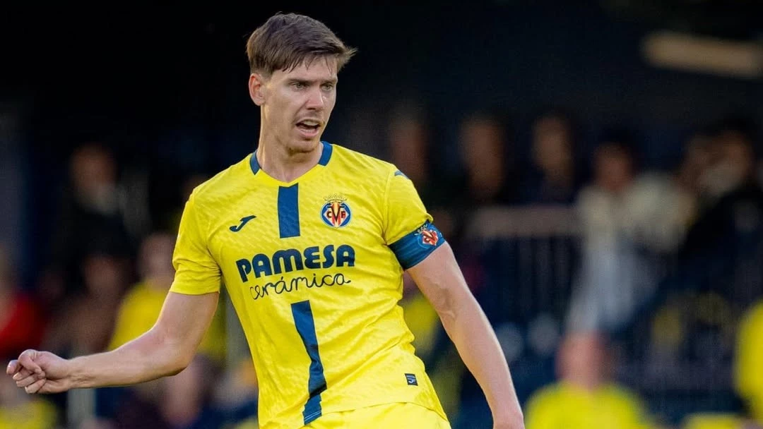 Foyth, capitán del Submarino Amarillo, sale jugando con la cabeza levantada. foto: @laliga.